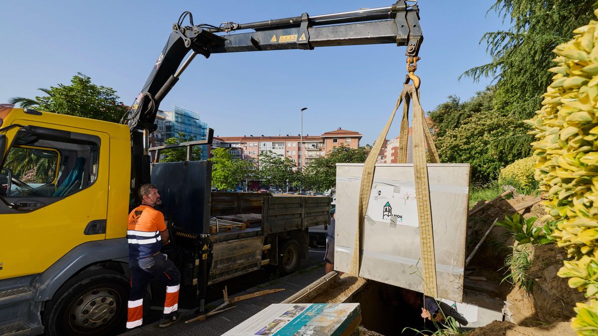 Leioa desentierra los 'tesoros' sepultados por niños y jóvenes de la localidad hace un cuarto de siglo