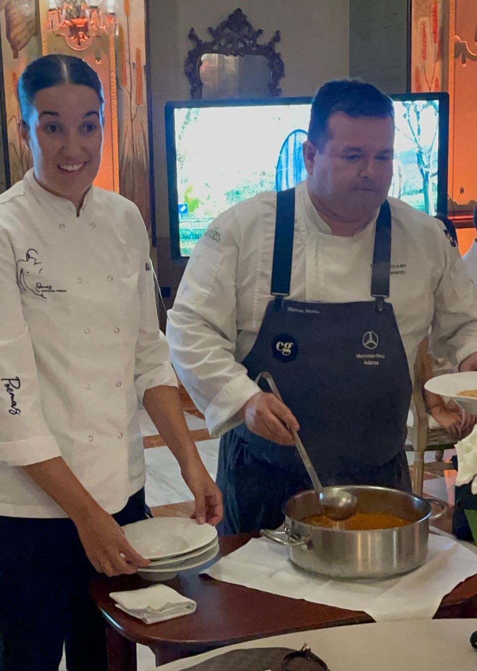 Icíar Pérez y Marcos Morán emplatando fabada a vista del comensal