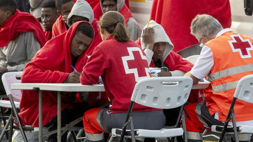 Salvamento rescata con ayuda de dos mercantes a 54 ocupantes de una neumática en aguas cercanas a Lanzarote