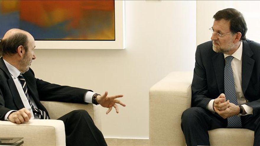 Rajoy y Rubalcaba se reúnen en Moncloa para escenificar su pacto ante la UE