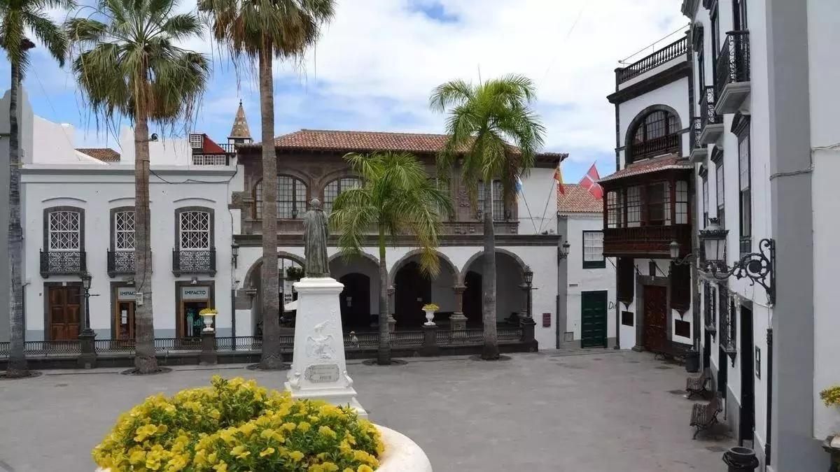 Imagen de archivo de la Plaza de España y Ayuntamiento de Santa Cruz de La Palma.