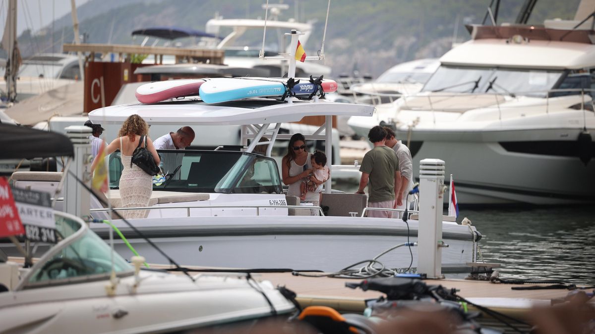 Unos turistas alquilan un barco en el puerto deportivo de Santa Eulària