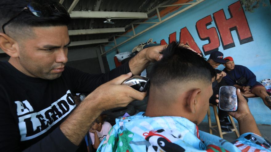 Venezolanos varados en la frontera de México subsisten como barberos