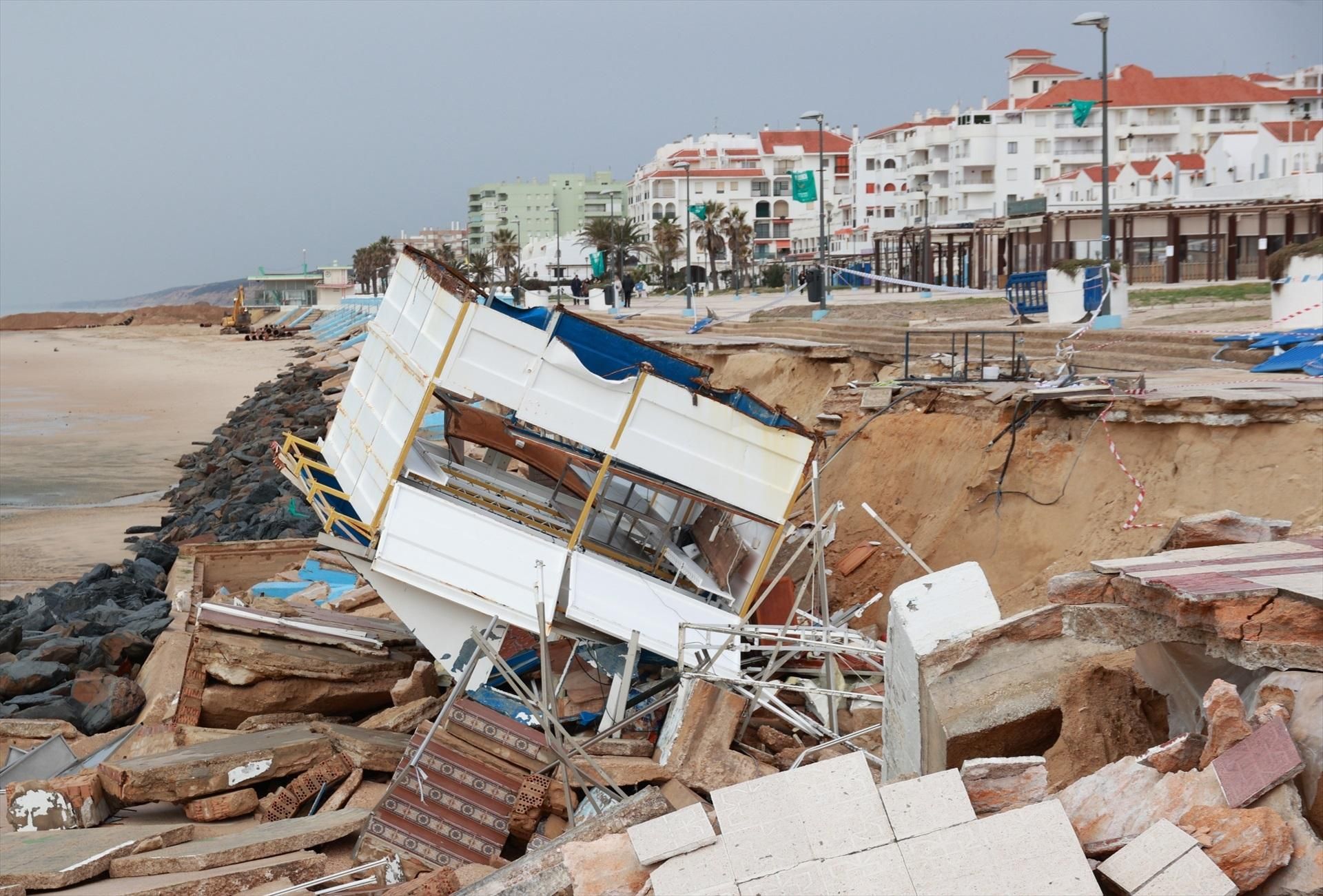 Uno de los chiringuitos que se ha hundido con el paseo marítimo.