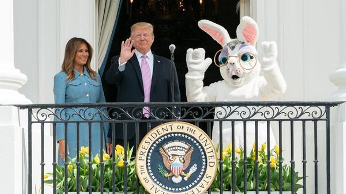 Foto difundida por la Casa Blanca de los Trump junto al Conejo de Pascua.