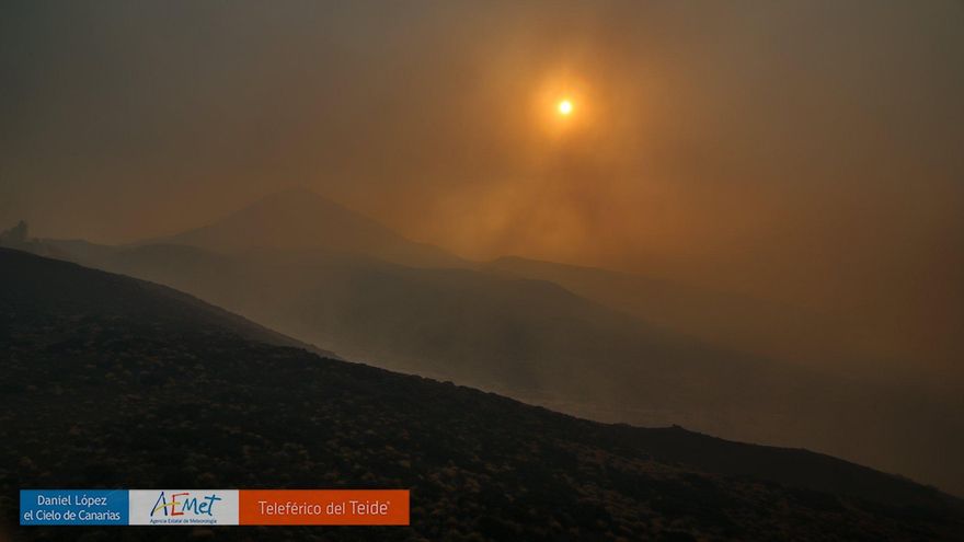 El Teide, oculto por el humo del incendio de Tenerife