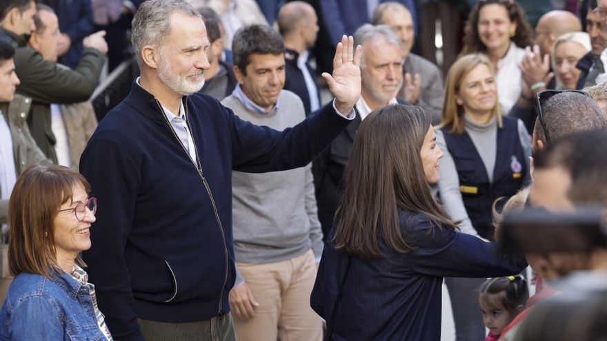 Los reyes llegan a una Chiva en reconstrucción entre un fuerte despliegue de seguridad: "No os olvidéis de Valencia"