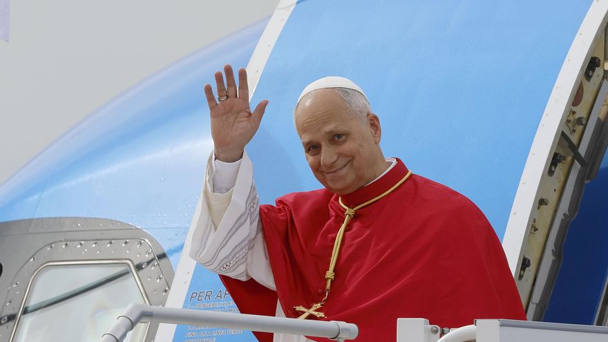 El papa León XIV saluda a su llegada al aeropuerto de Adolfo Suárez Madrid-Barajas, este sábado, para iniciar su primera visita apostólica a España hasta el 12 de junio que, además de la capital, también le llevará a Barcelona y a las islas Canarias. El papa León XIV inicia este sábado un viaje de seis días a España, que comenzará en Madrid con una recepción en el Palacio Real seguida de una visita por la tarde a un centro de personas sin hogar en Carabanchel y terminará por la noche en una vigilia con los jóvenes en un acto multitudinario que unirá la oración con actuaciones musicales. EFE/Mariscal