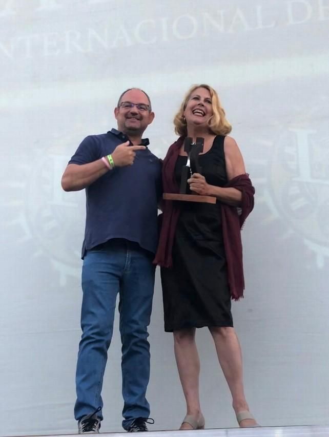 Fran Pomares entrega premio Cine Español a Amparo Climent.