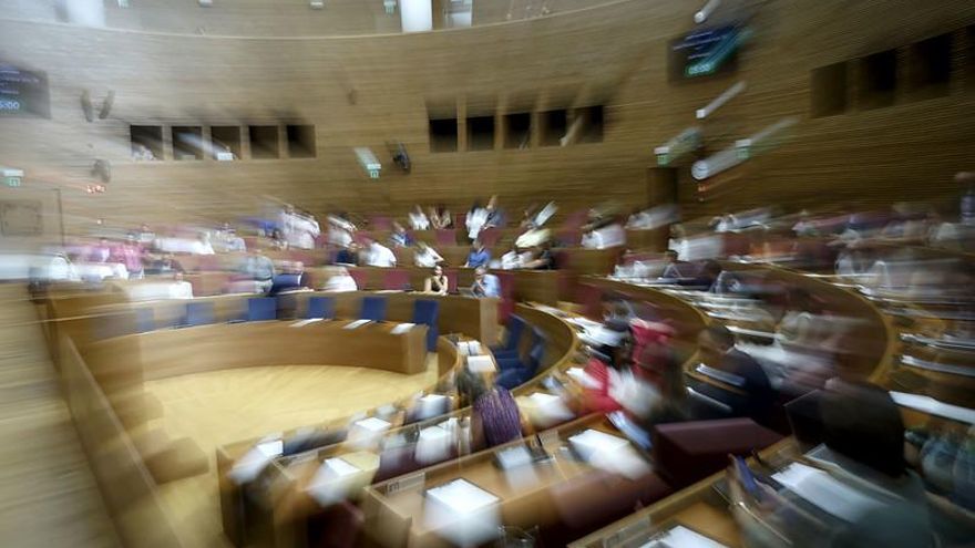 PSPV y Compromís reclaman a Mazón que no demore dos meses las comparecencias de los consellers en plena crisis por el vertido en las playas