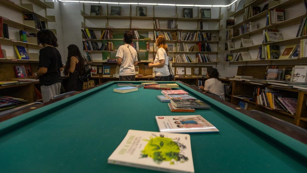 Els darrers clients de Literanta tafanegen entre les prestatgeries d’un catàleg en liquidació