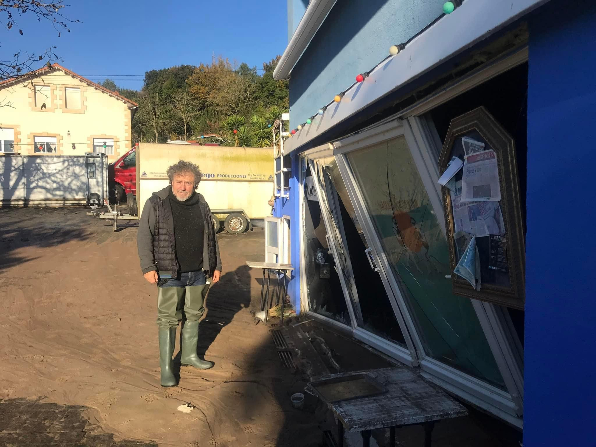 Pati Domènech tras la inundación en el ventanal que da acceso a la sala