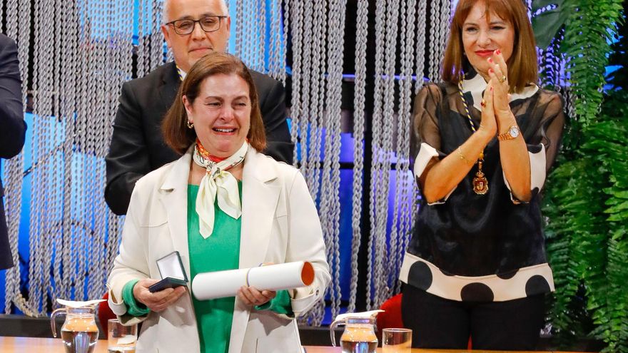 La viuda de Manolo Vieira, Pepa Hernández, en el momento de recoger la distinción