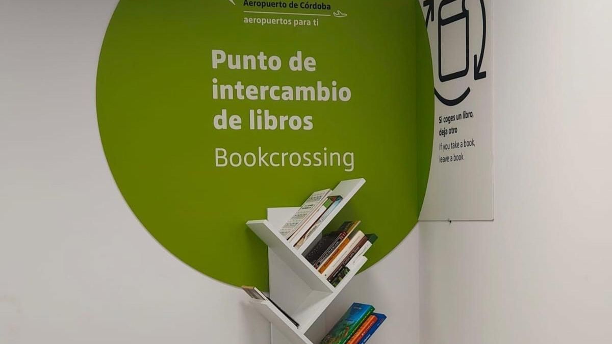 El Aeropuerto de Córdoba estrena un punto de intercambio de libros en la zona de embarque