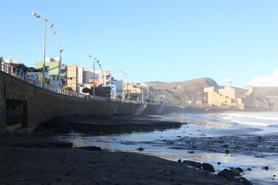 La playa de Las Canteras, tras el temporal de este martes. (ALEJANDRO RAMOS)