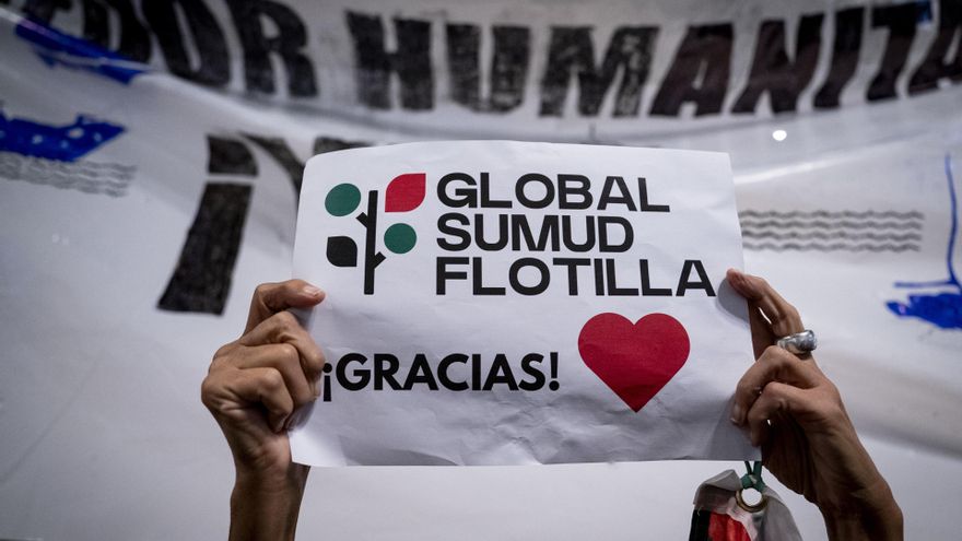 Decenas de personas esperan la llegada de los 21 ciudadanos españoles integrantes de la Sumud Global Flotilla al Aeropuerto Adolfo Suárez Madrid-Barajas