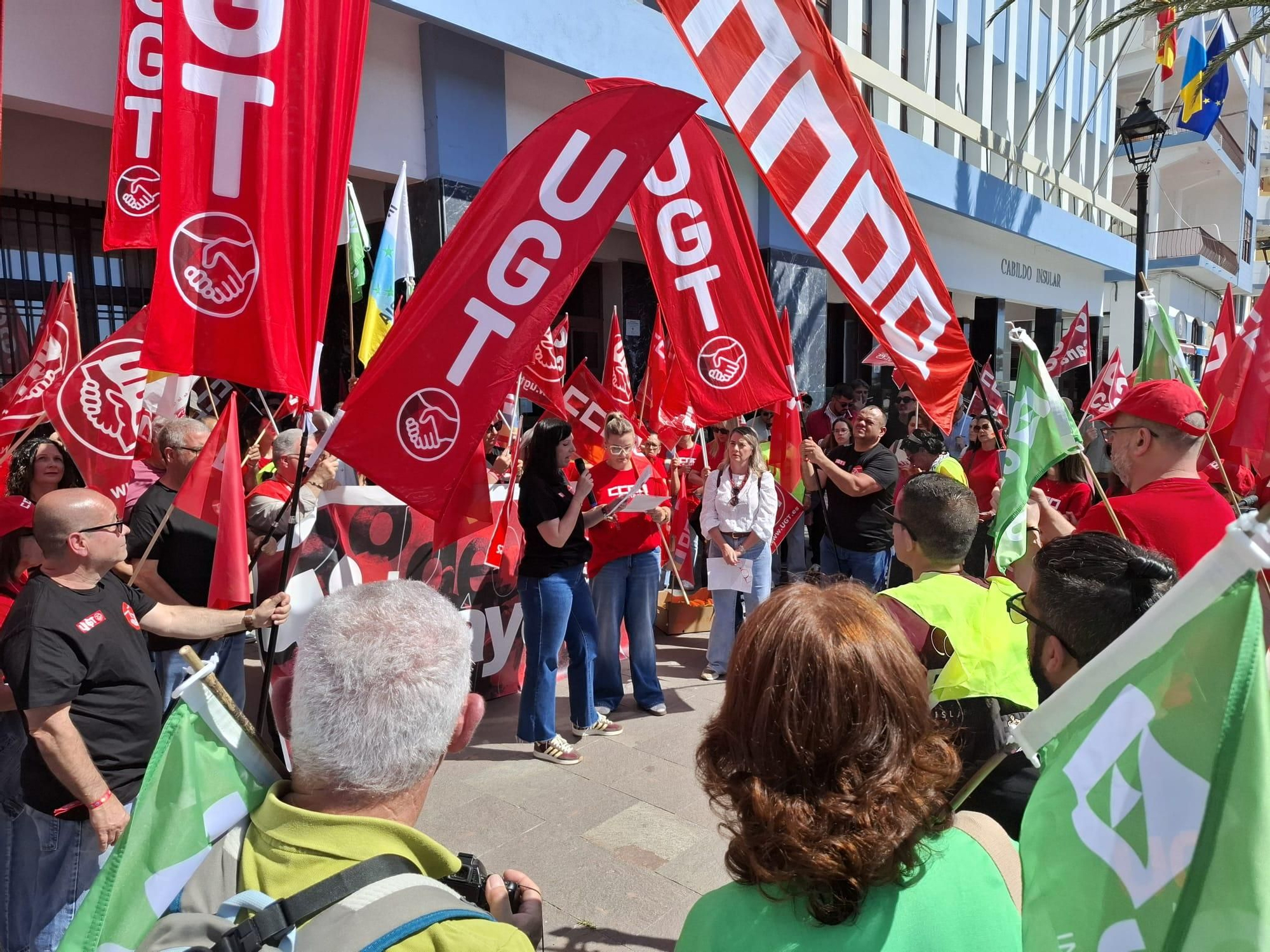 UGT, CCOO, Intersindical Canaria y STEC se han concentrado este viernes en Santa Cruz de La Palma. LA PALMA AHORA