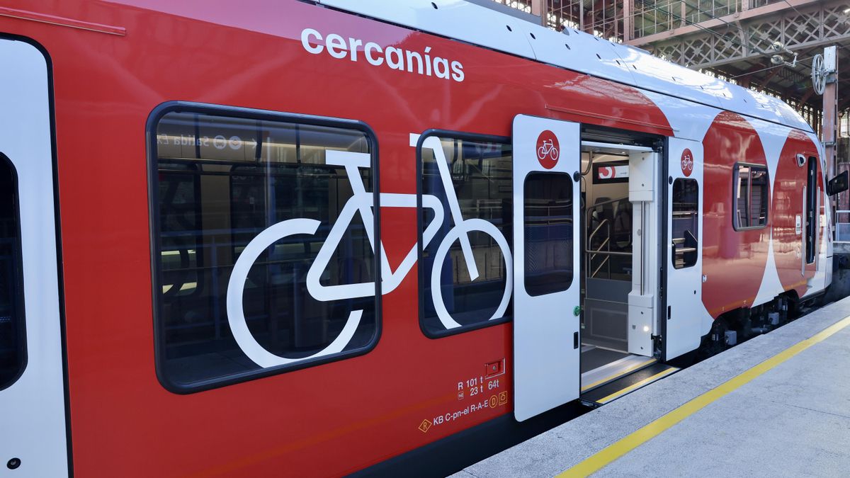 Acceso a uno de los nuevos trenes de gran tamaño de Cercanías
