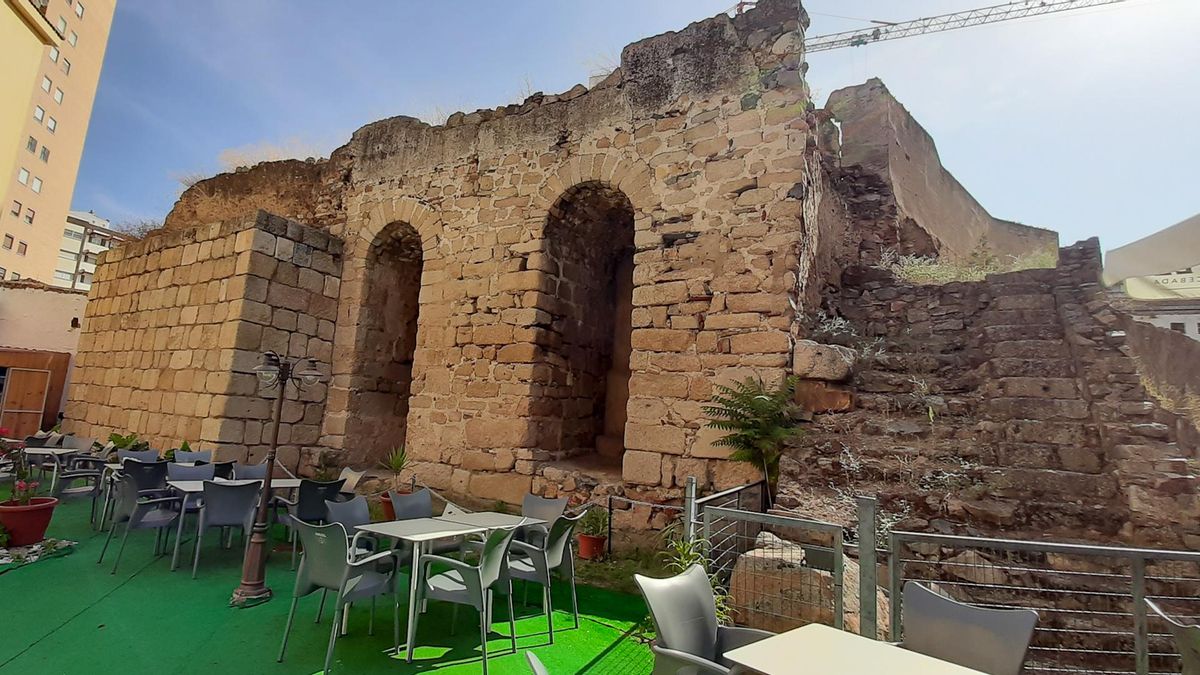 La torre Albarrana de la antigua muralla, en la calle Arzobispo Mausona; la explanada, particular, viene sirviendo de terraza hostelera hace muchos años