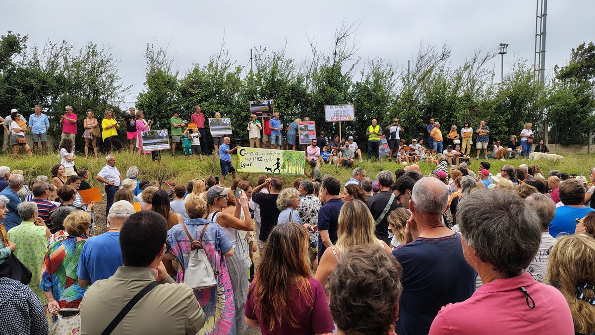 Centenares de personas se concentra en Mataleñas contra el aparcamiento de autocaravanas: "Aquí no"