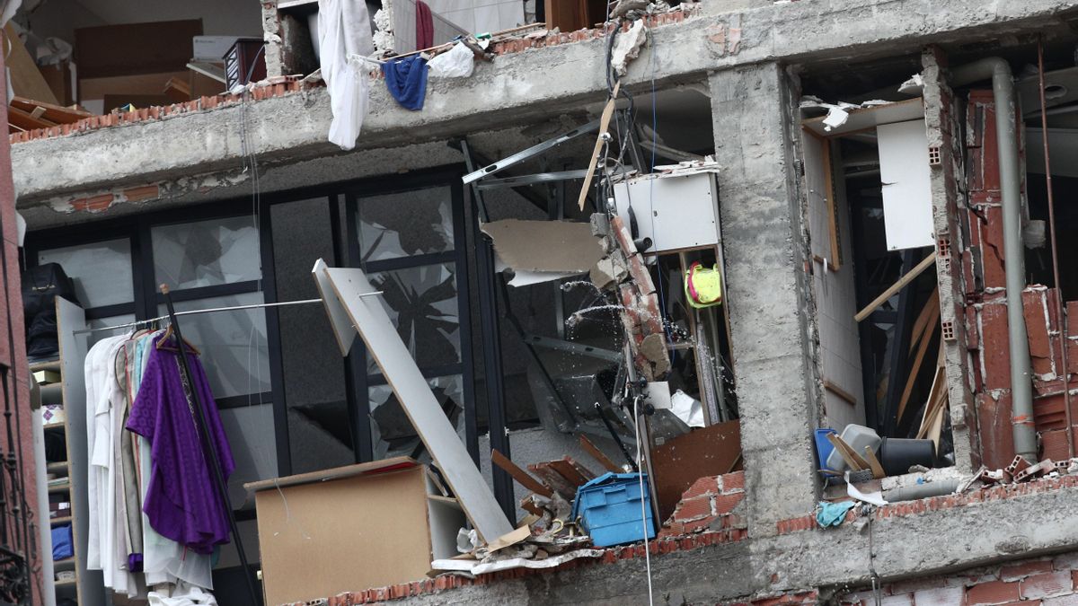 Aspecto de un inmueble momentos posteriores a una fuerte explosión registrada la calle Toledo que ha hundido varias plantas del edificio