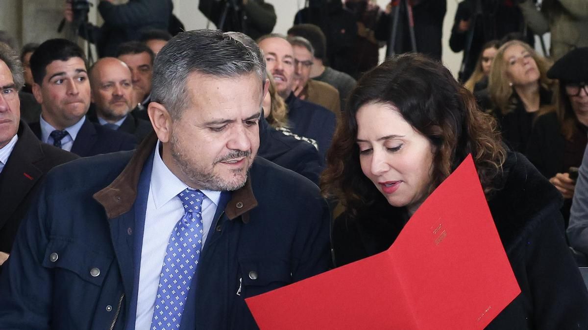 Jorge Rodrigo, consejero madrileño de Vivienda, Transportes e Infraestructuras, e Isabel Díaz Ayuso en febrero de 2025.
