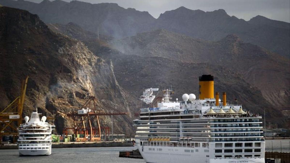Dos cruceros, en el puerto de Santa Cruz de Tenerife
