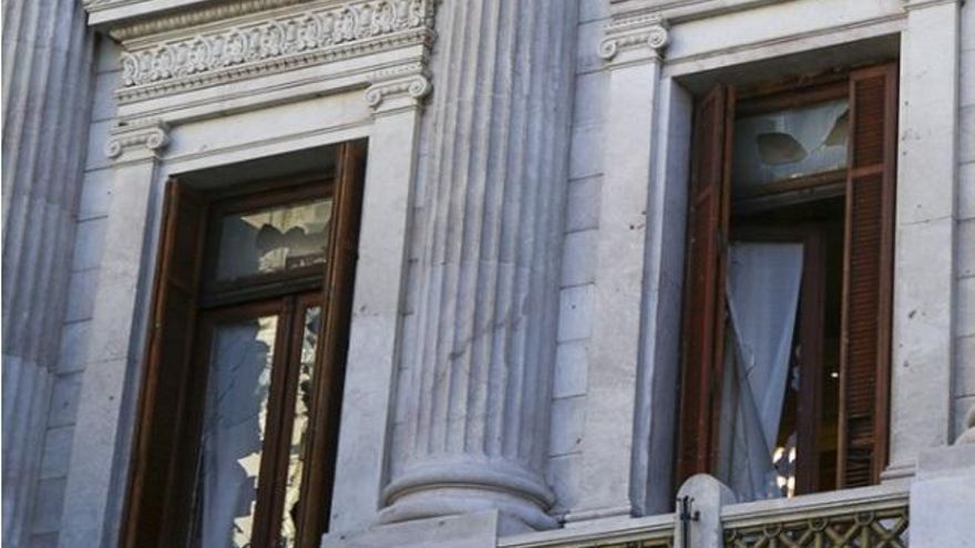 Manifestantes rompieron los vidrios del despacho de Cristina Kirchner en el Congreso