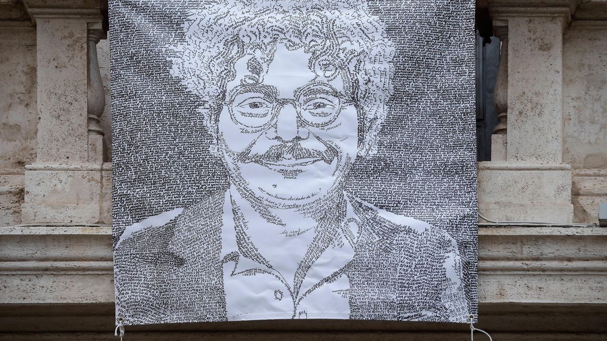 Un retrato gigante del activista e investigador Patrick George Zaki cuelga de la fachada del Capitolio (Roma)