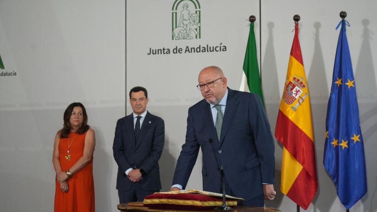 Manuel Torralbo toma posesión como rector en el Palacio de San Telmo.