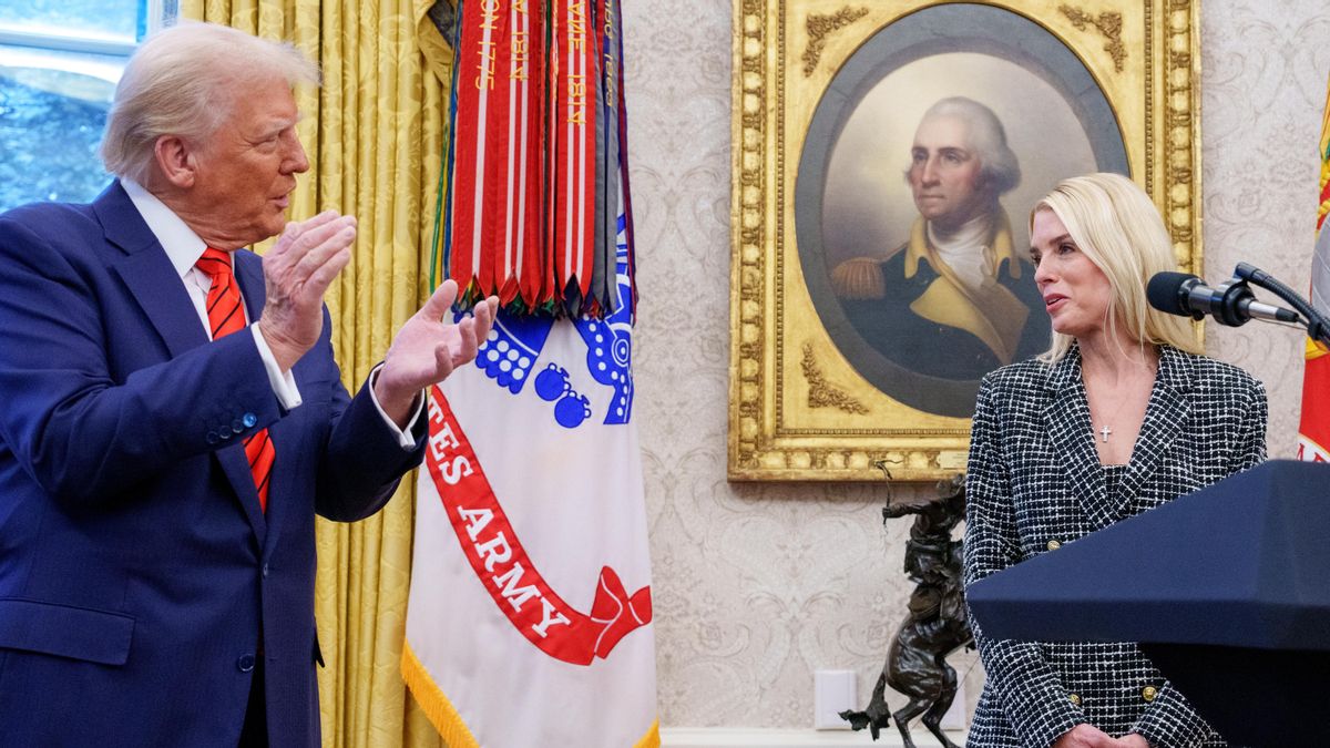 La fiscal general de EEUU, Pam Bondi, y el presidente Donald Trump, en el Despacho Oval de la Casa Blanca, el 5 de febrero de 2025 en Washington, D.C.