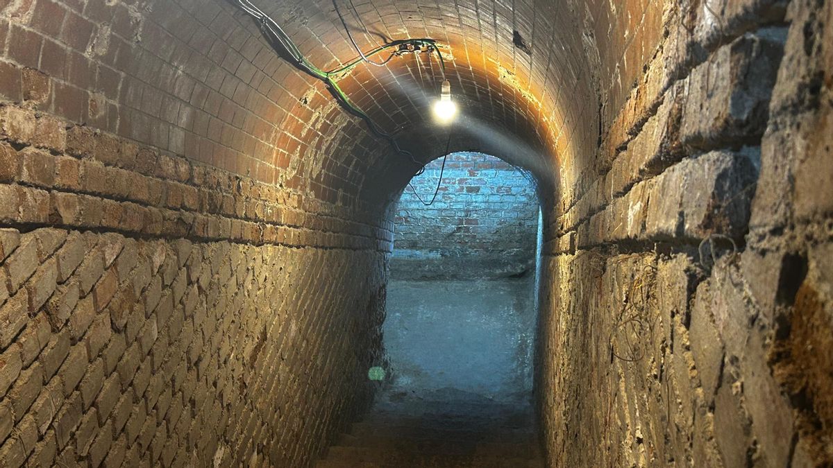 El refugio cuenta con varios tramos de escaleras que llegan hasta ocho metros de profundidad