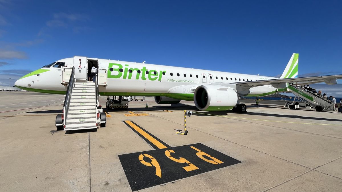 Avión de Binter con destino Córdoba en el aeropuerto de Gran Canaria
