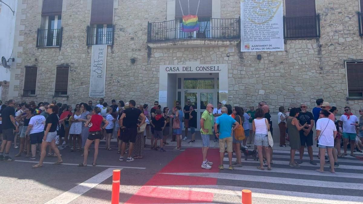 Denuncian una agresión homófoba a chicas de 14 años en Benialí por tres menores a grito de "bolleras" y "viva Franco"