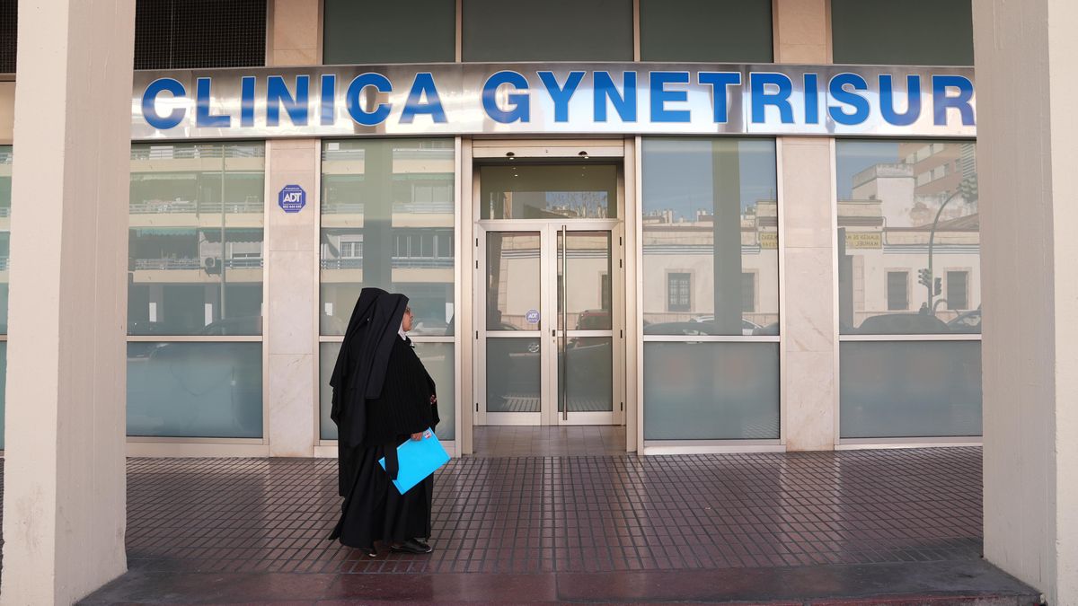 Monjas pasando por la puerta de la clínica Gynetrisur
