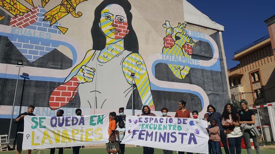 Pancartas reivindicativas a favor de mantener el nombre Feminista para el Espacio de Encuentro de Centro