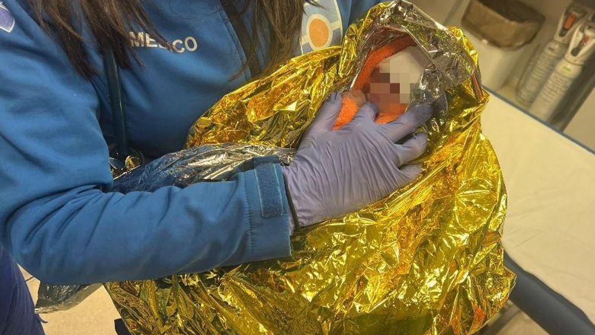 Hallan un bebé en un contenedor de Los Palacios con el cordón umbilical todavía colgando