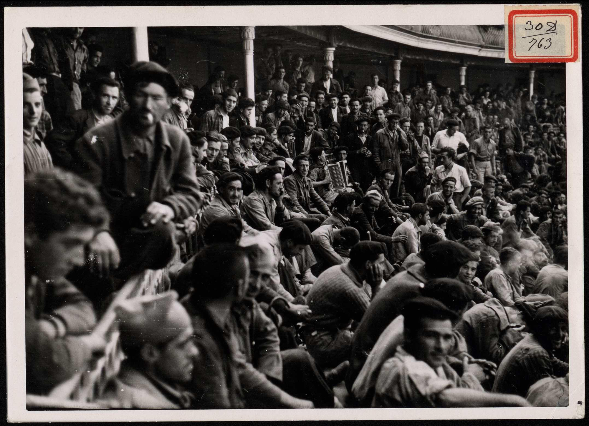 "Vista parcial de la Plaza de Toros de Santander con 10.000 prisioneros! | Biblioteca Nacional de España