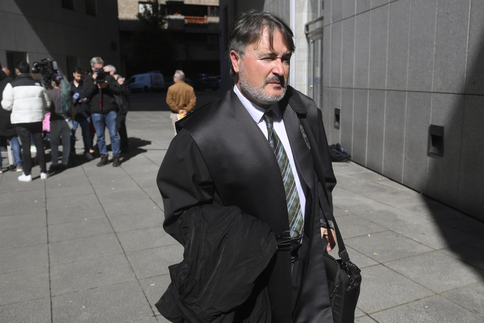 El abogado Javier Guillermo Muñoz, defensor de Melissa A.S., a su salida de la tercera sesión del juicio celebrado en la Audiencia Provincial de Asturias.