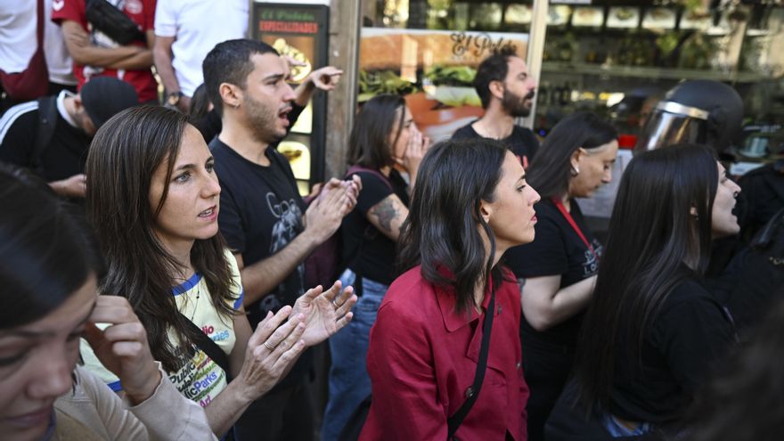 La líder de Unidas Podemos, Ione Belarra (2i) y la eurodiputada Irene Montero (2d) se personan durante el desahucio de un anciana de 87 años en el distrito de Retiro en Madrid.
