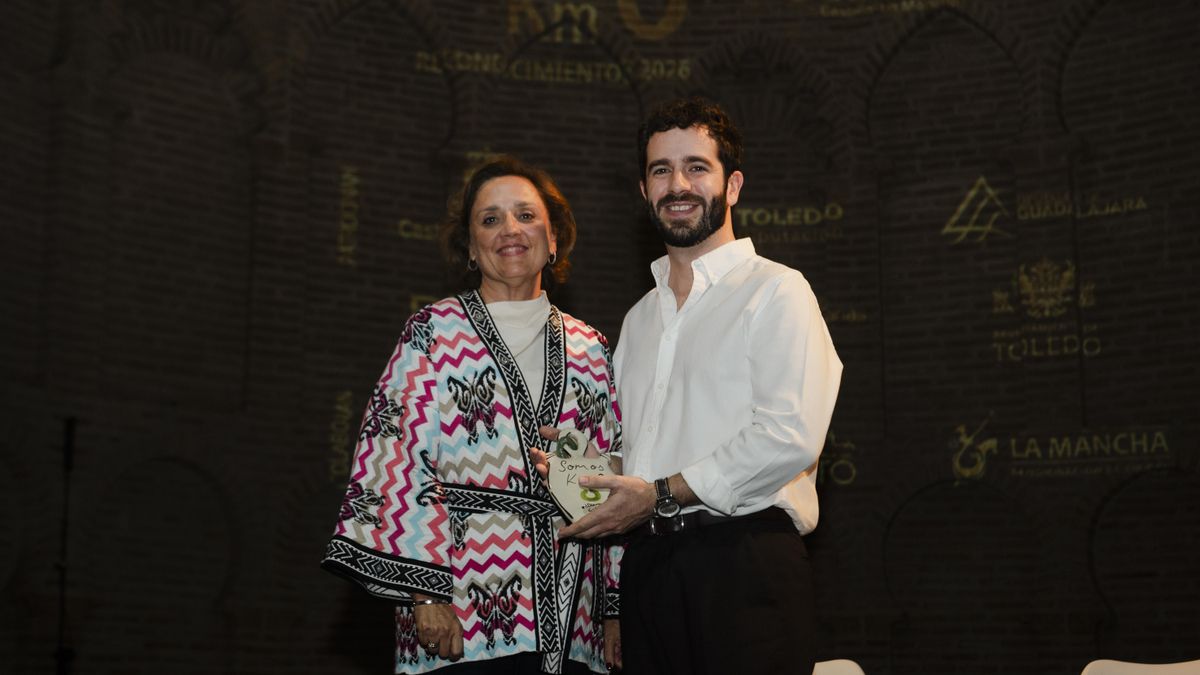 Díaz del Campo recibe su reconocimiento de manos de Soledad de Frutos, vicepresidenta portavoz en la Diputación Provincial de Toledo.