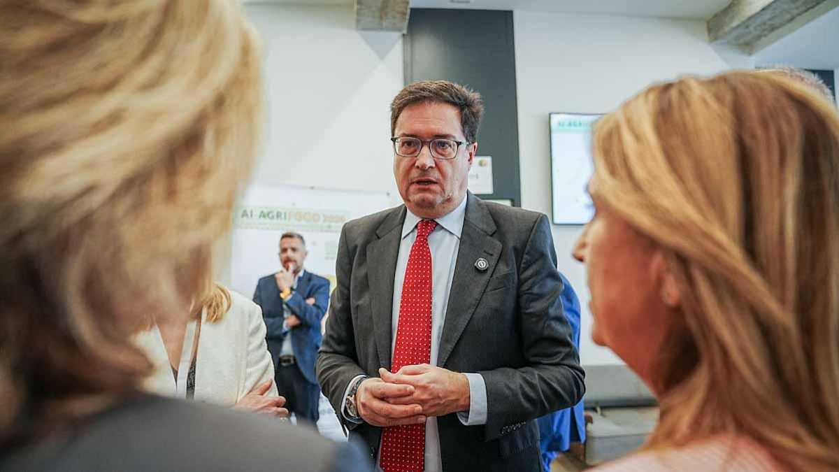 El ministro Óscar López: "No puede ser que la IA viva en un mundo sin reglas, en la ley de la selva"