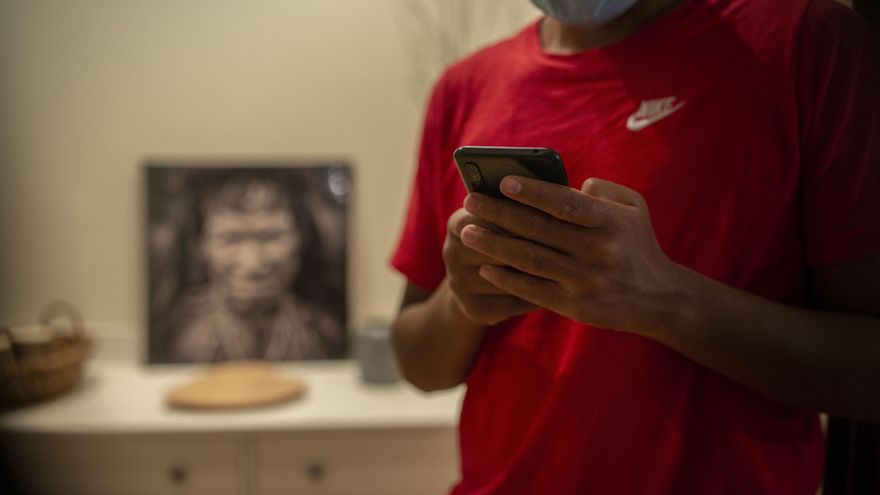 Hasan en su casa en Vigo.