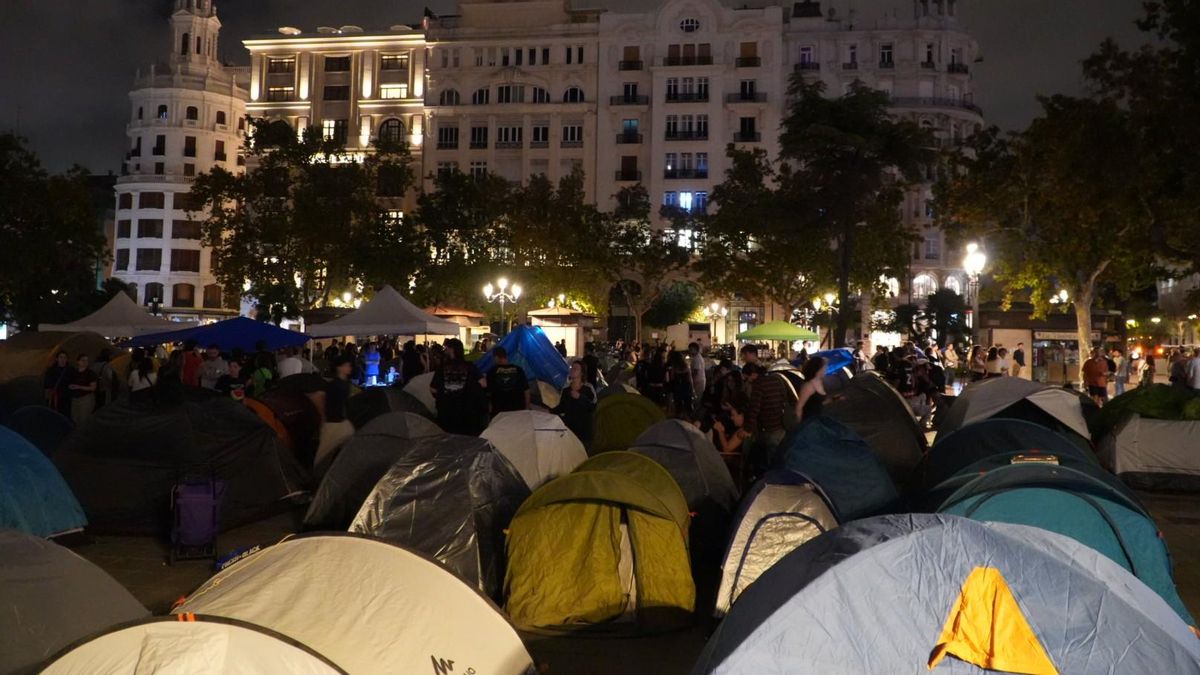 La acampada por la vivienda, en la Plaza del Ayuntamiento de València.