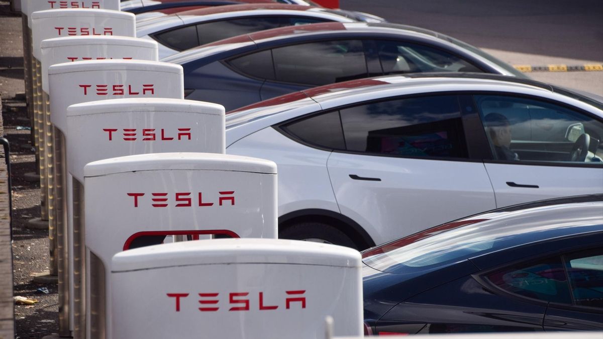 La conducción autónoma de Tesla divide a la UE por dudas sobre los límites de velocidad