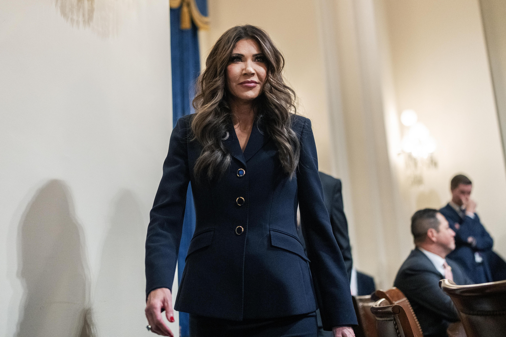 La secretaria de Seguridad Nacional, Kristi Noem, llega para comparecer ante el Comité de Seguridad Nacional de la Cámara de Representantes, el 11 de diciembre de 2025.