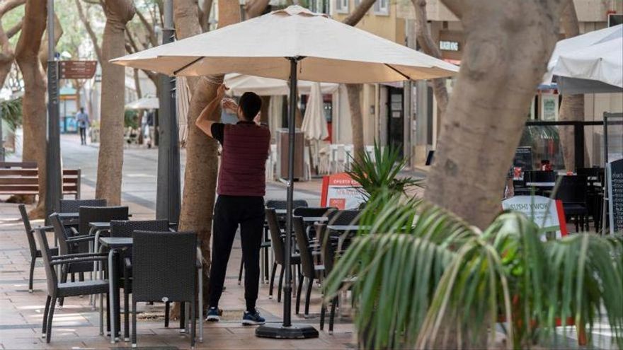 Imagen de archivo de un hostelero, poniendo en marcha una terraza