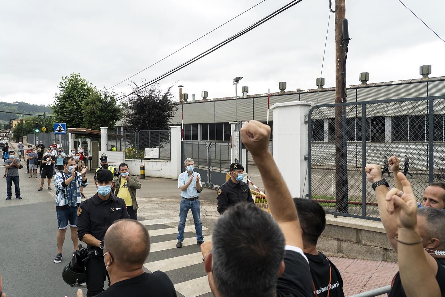 Trabajadores de Nissan en Barcelona se manifiestan en la fábrica de Los Corrales de Buelna. | JOAQUÍN GÓMEZ SASTRE