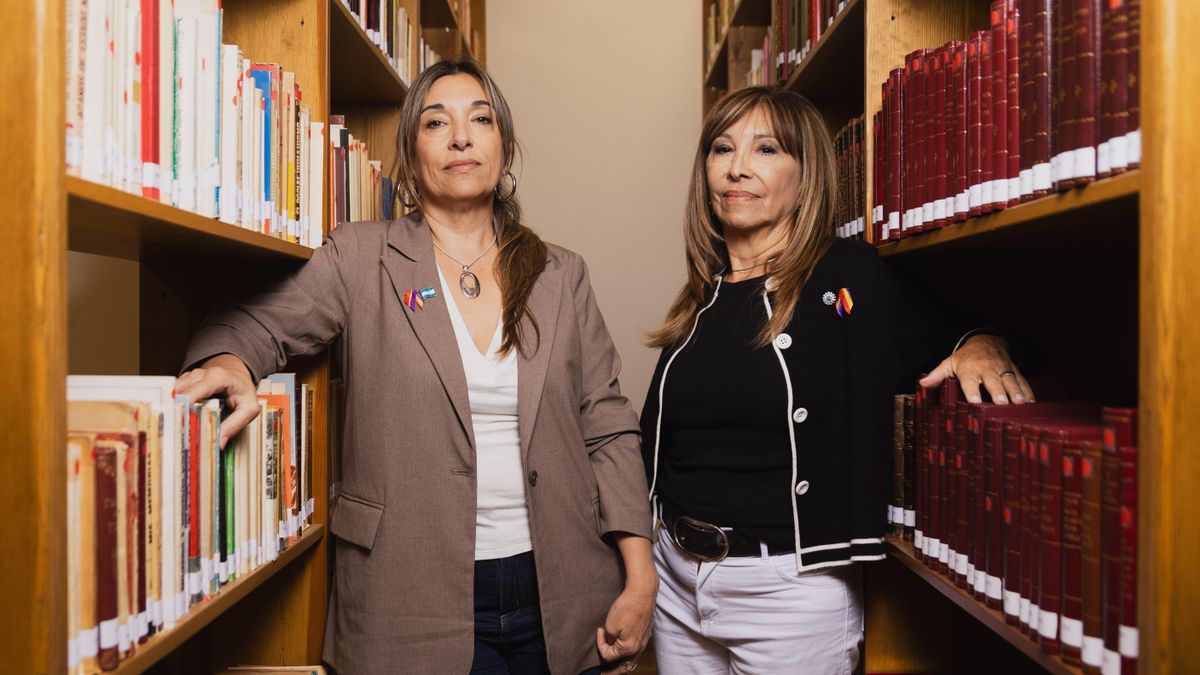 Sonia y Silvia en el archivo de la Fundación Anselmo Lorenzo, en Madrid.