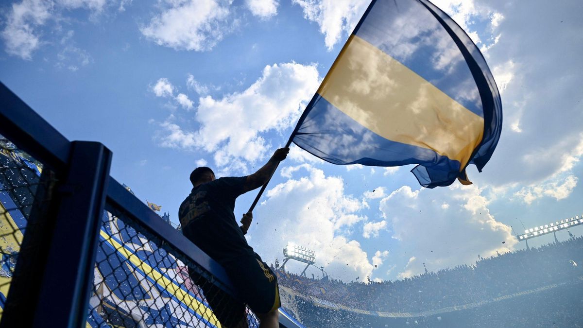 Simpatizantes de Boca Juniors en la espera del Súper Clásico ante River Plate esta tarde en la Bombonera